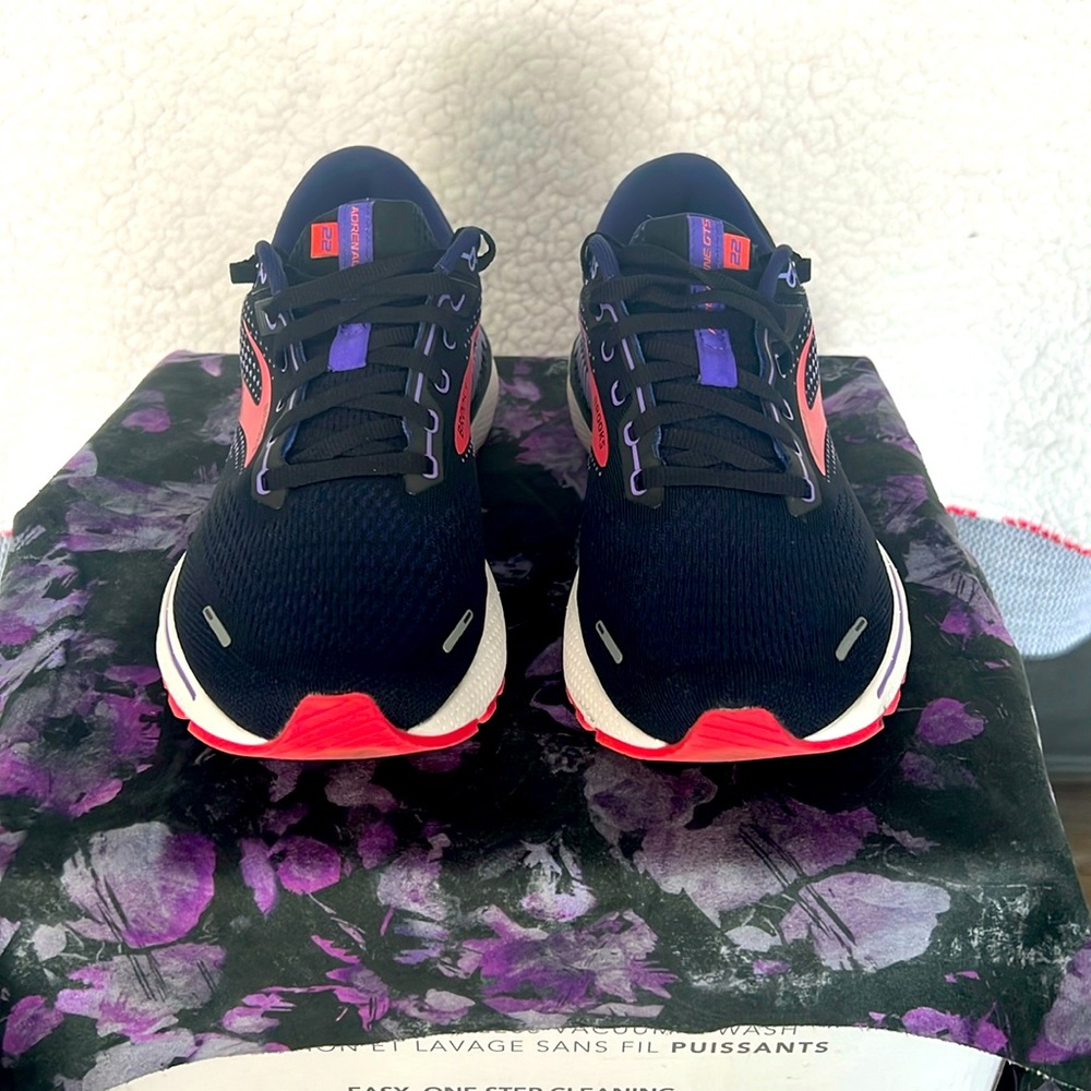 Womens size 9W Brooks Adrenaline GTS black/purple/coral shoes